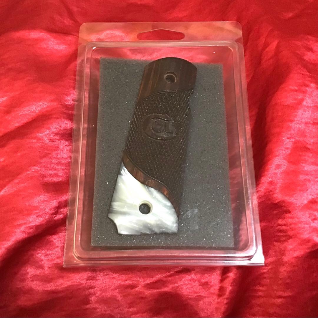 アルタモント製 実物コルトパールインレイロゴ入りチェッカー木製グリップ　新品