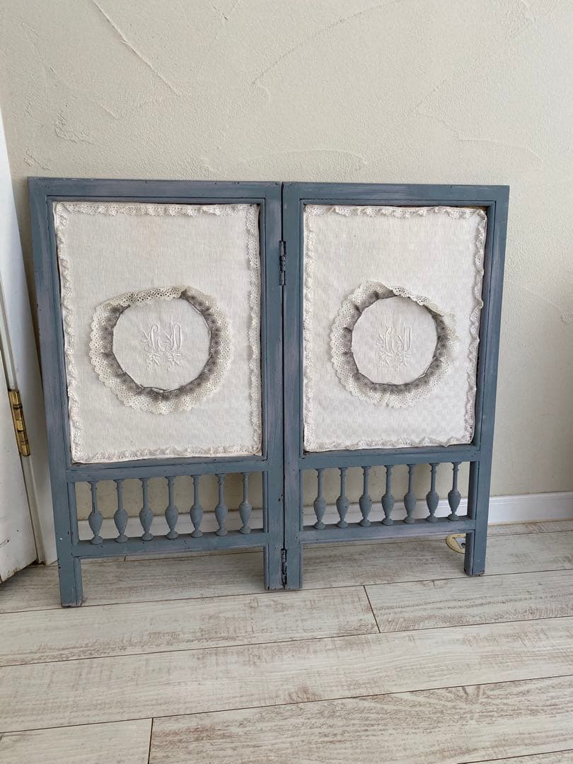 ブルーグレーの二つ折り装飾パネル