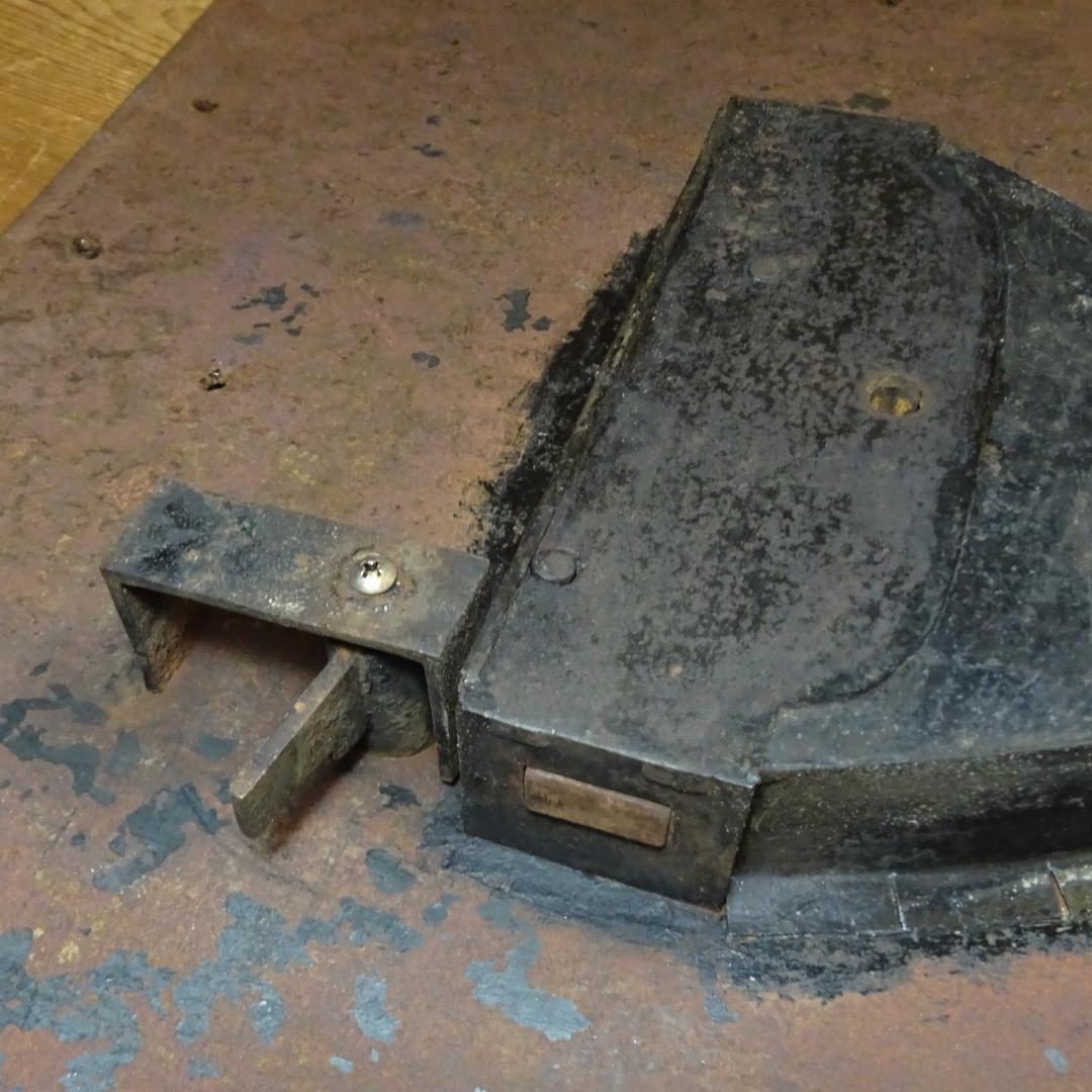 錆び鉄　古鉄　蔵 金具　鍵付き　アンティーク　古民具　オブジェ　土蔵の蔵戸の金具