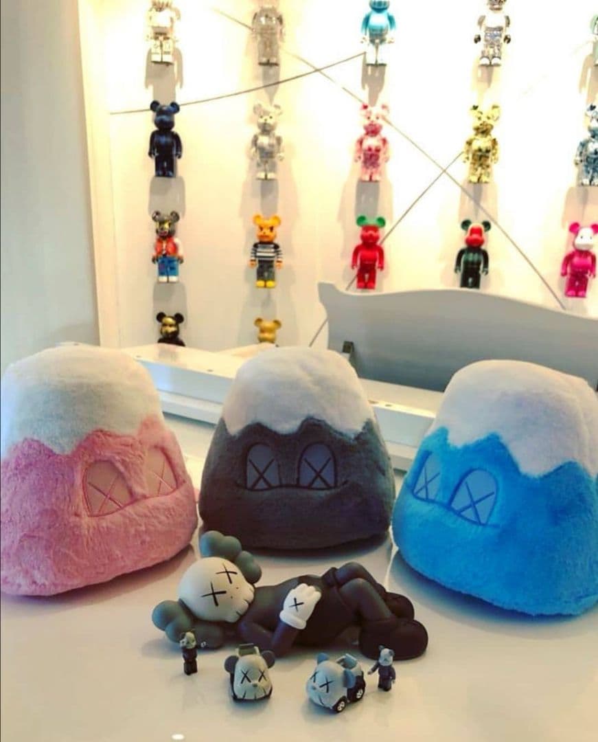 送料込み KAWS HOLIDAY JAPAN Fuji カウズ
