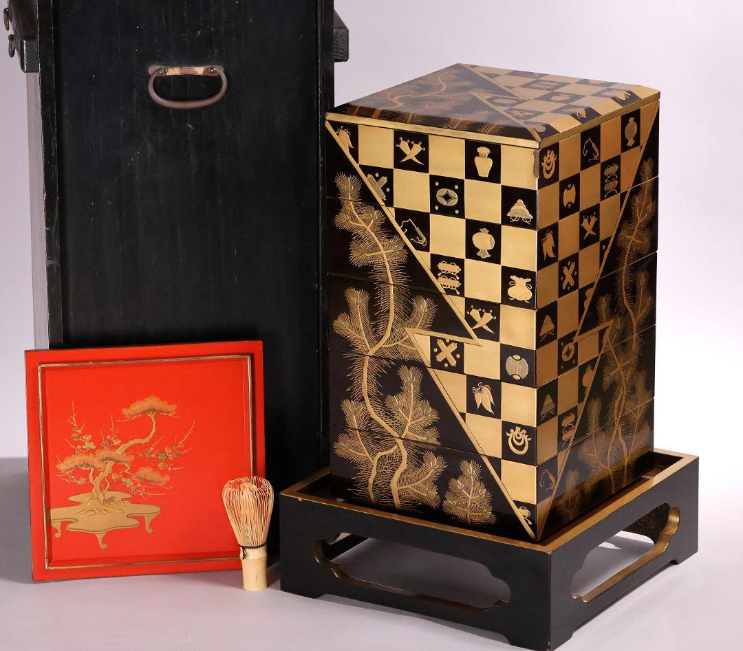【MB209】時代物 市松に宝尽 松竹梅 金蒔絵 五段重箱 台付 天然木 漆塗