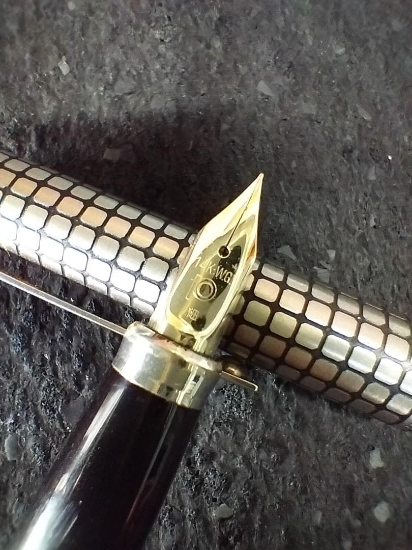 【美品】PLATINUM プラチナ万年筆 14KWG（細字）イニシャル刻印あり