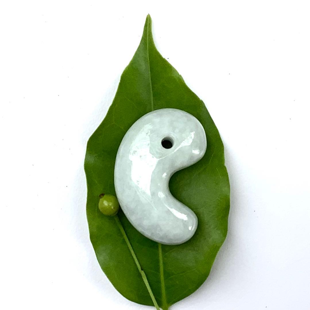 ✳️糸魚川翡翠勾玉の最高峰　アイスジェード‼️ 本物の肌目を　縁起物　鑑定鑑別…