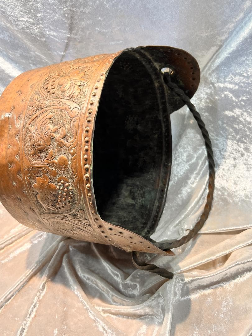 銅のバケツ　持ち手付き　ブドウの柄　打ち出し　彫り