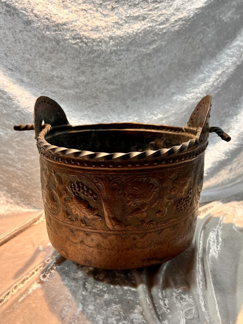 銅のバケツ　持ち手付き　ブドウの柄　打ち出し　彫り