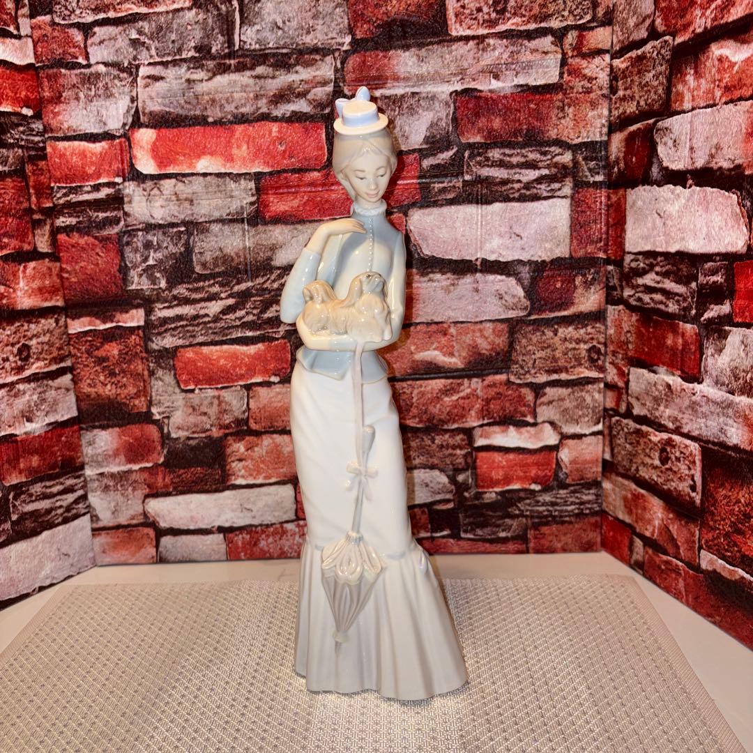 リヤドロ　犬を抱く貴婦人