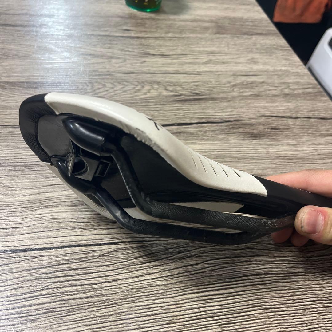 フィジーク　サドル アンタレス R1 ホワイト／ブラック