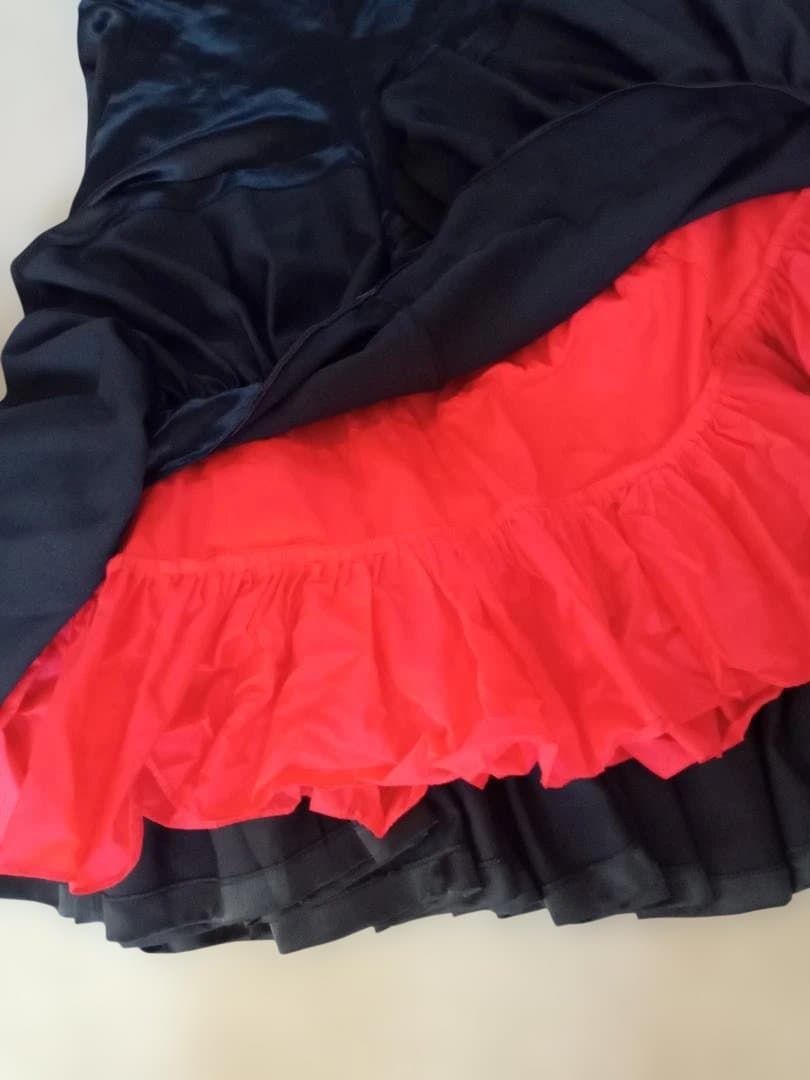 フラメンコ スカート 黒サテン地　裏赤 フリル付き