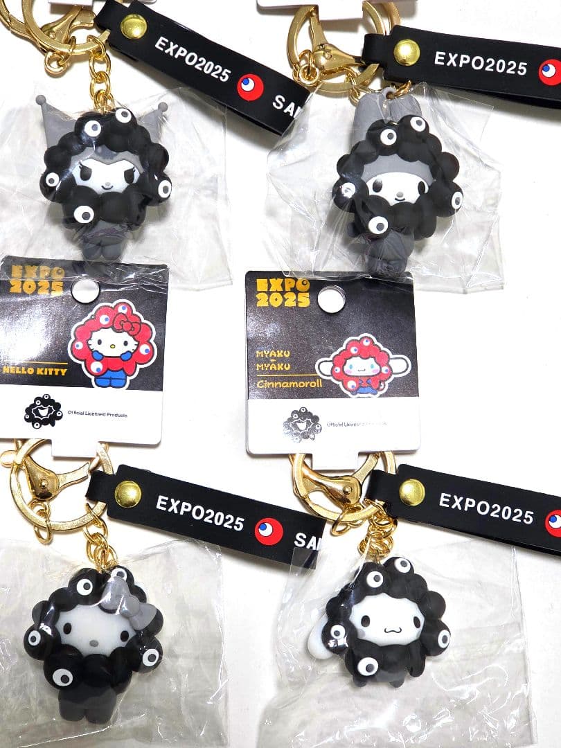 【万博会場内限定タグ付】 ４種類サンリオ黒ミャクミャクなりきりキーホルダーセット