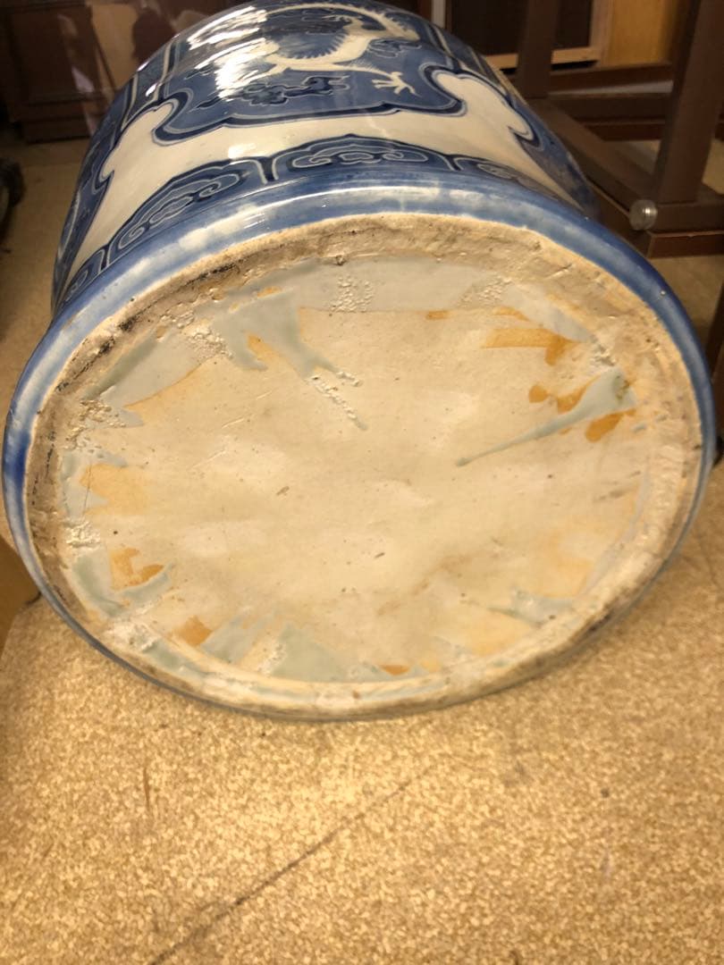 水弾きの技法を使った希少品　伊万里火鉢