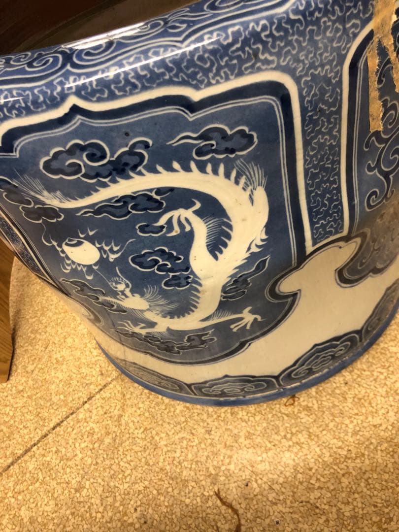 水弾きの技法を使った希少品　伊万里火鉢