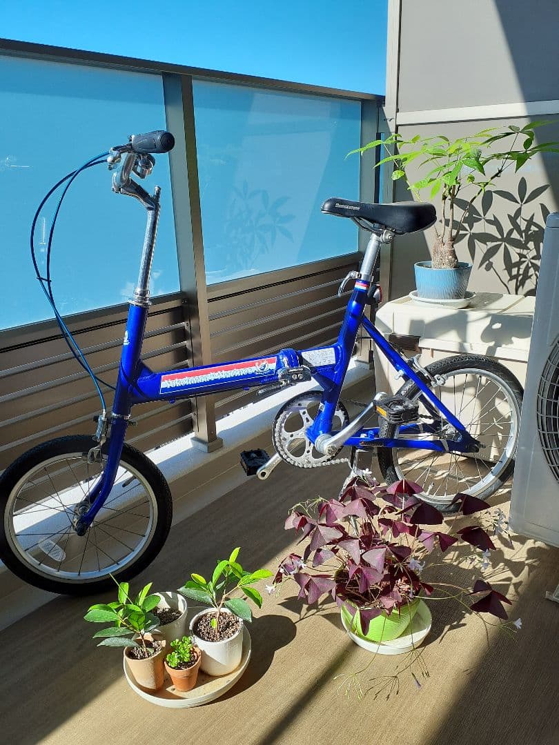 青い折りたたみ自転車