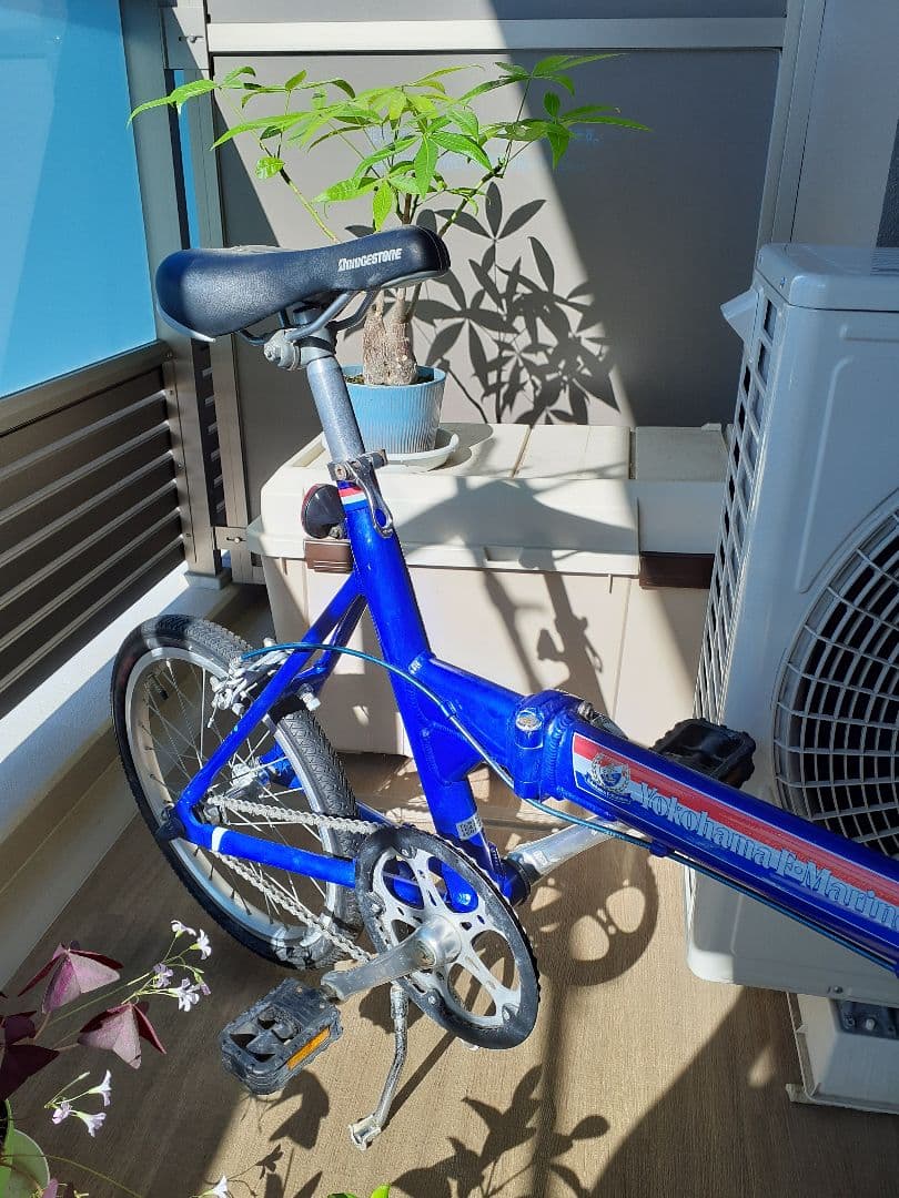 青い折りたたみ自転車