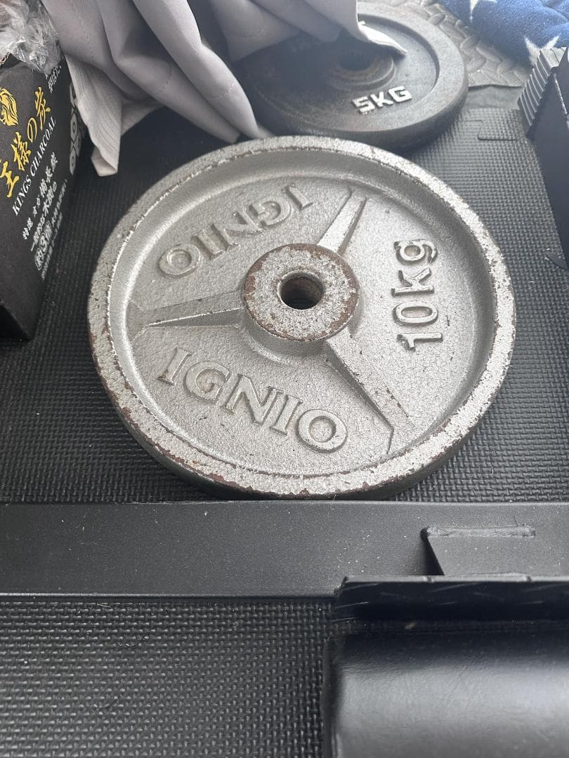 ウエイトトレーニング weight lifting cage, bars and weights