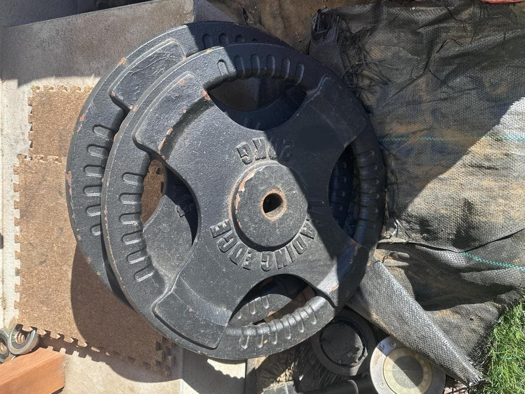 ウエイトトレーニング weight lifting cage, bars and weights