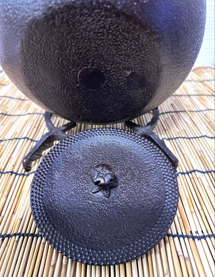 未使用、栞、タグ付 金澤鶴斎(千代吉)造 南部形２０型 姥口アラレ　南部鉄瓶