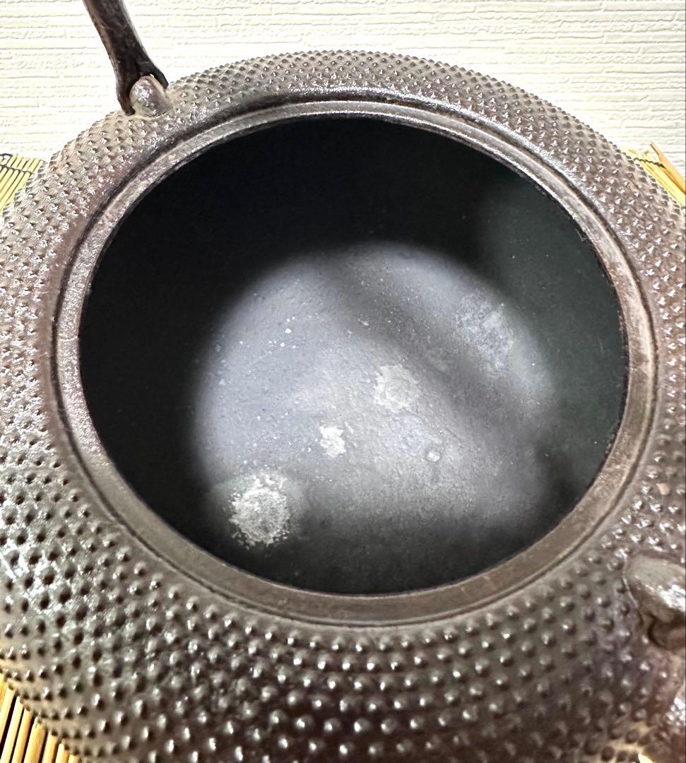 未使用、栞、タグ付 金澤鶴斎(千代吉)造 南部形２０型 姥口アラレ　南部鉄瓶