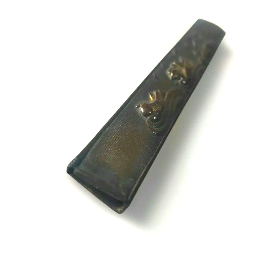 鴛鴦図小柄　表が赤銅魚子地　裏が銅地　金象嵌