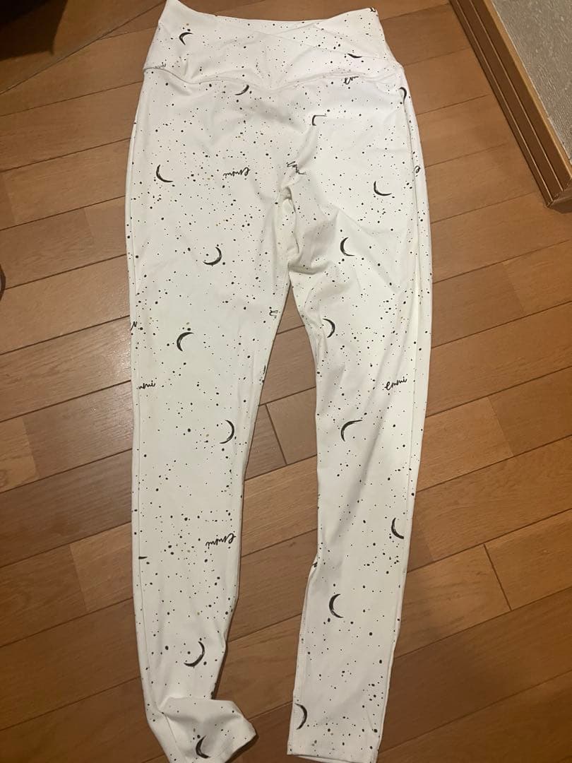 emmi yoga 月と星のプリント上下セット