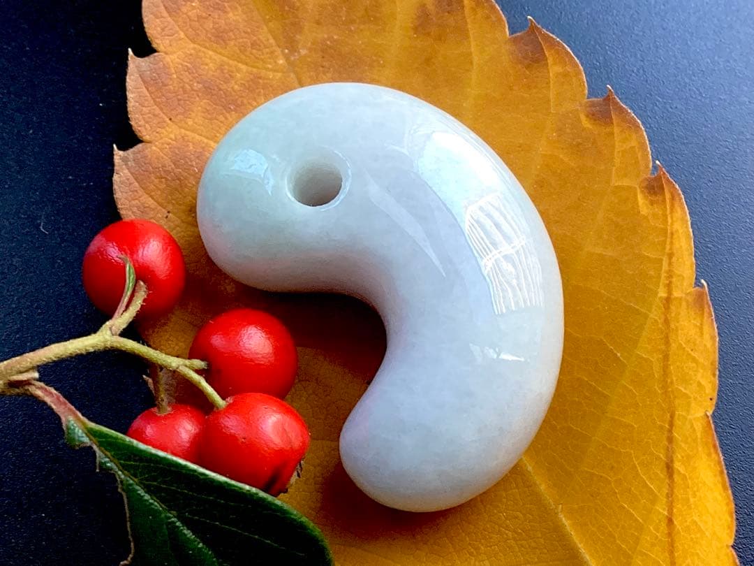 ✳️最後の1個 極上ラベンダー　糸魚川翡翠勾玉　お身近に本物の御守り石を　鑑別書付