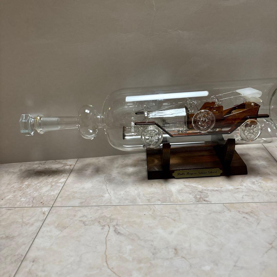 ガラスのボトルシップに入ったロールス・ロイスのガラス細工