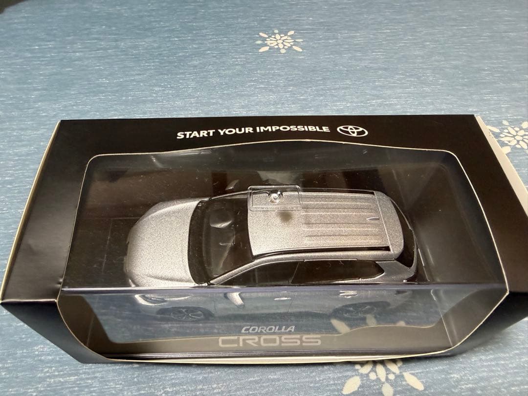 トヨタ　カローラクロス 1/30カラーサンプルミニカー(2台)