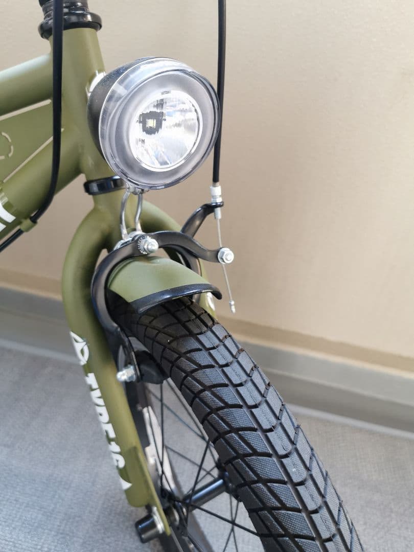 子供用自転車　16インチ　限定モデル　未使用の補助輪あり