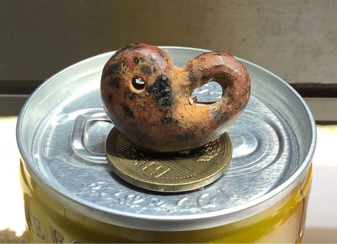 ✳時代鑑定済み鉄鏃と一緒に発掘　✳古墳期超希少【さる玉】黒曜石勾玉‼️出土古墳期