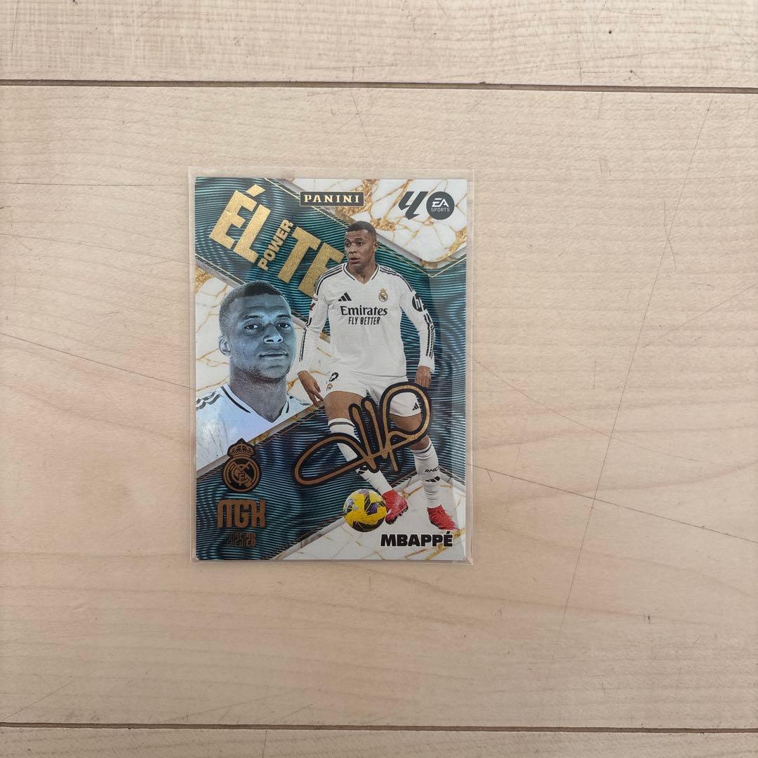 スペインで買ったサッカーカード 一つはエムバペのサイン入り