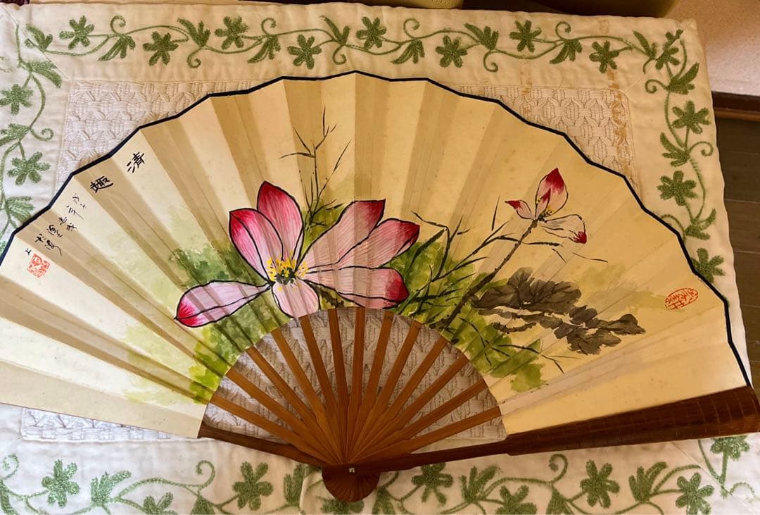 美しい花の絵柄 扇子 書道付き 収納ケース付き