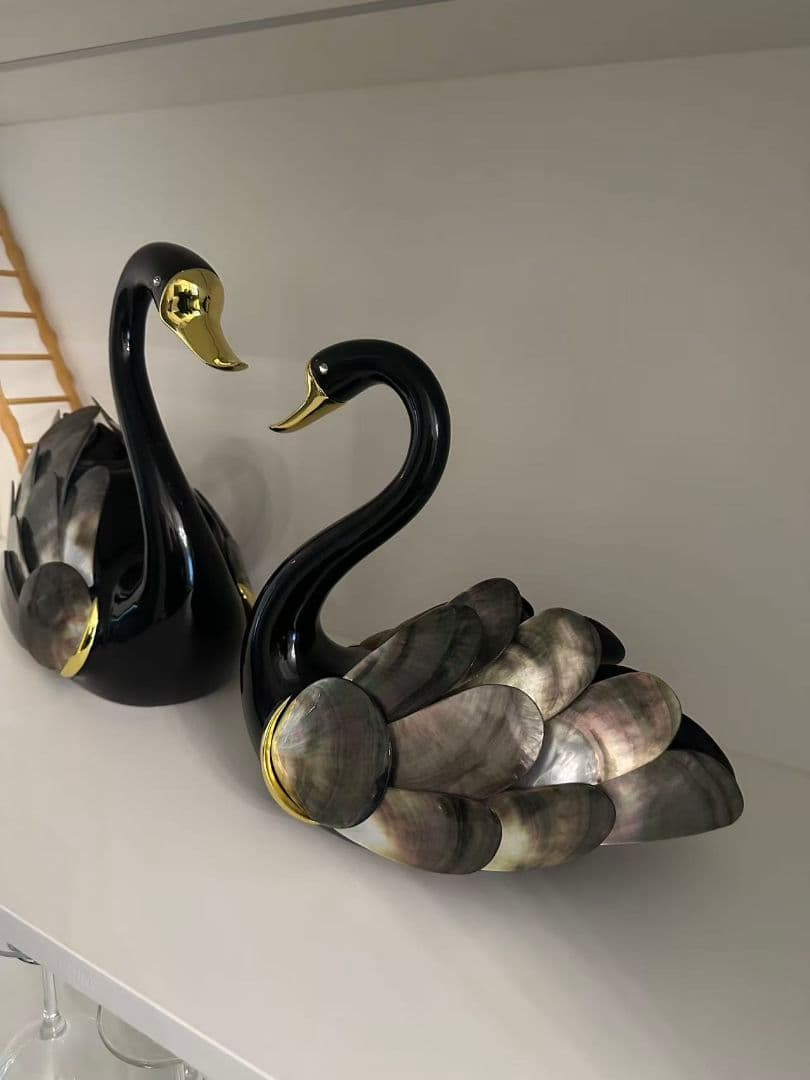 黒とシルバーの白鳥のペア