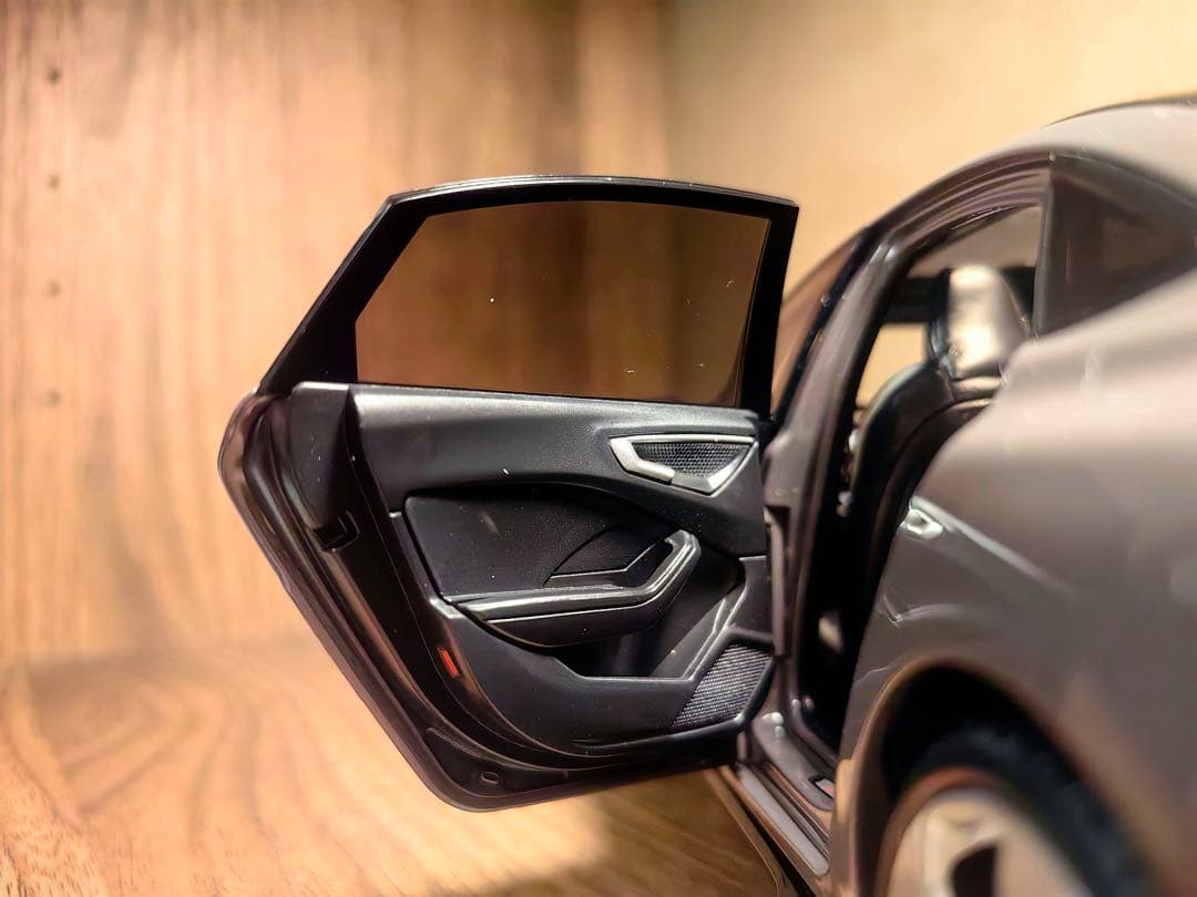 h*i様 [日本未売品・希少輸入品] 1/18 アウディA5 最新型 ディーラー