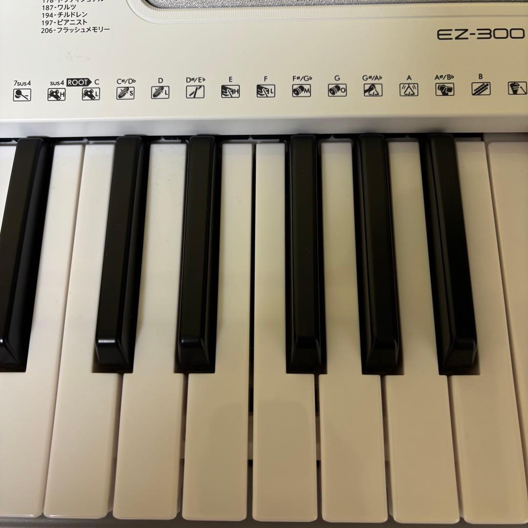 【極美品】 YAMAHA 電子キーボード EZ-300 ホワイト ピアノ 音楽