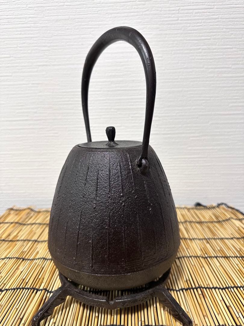 未使用、供箱等付属品付　南部盛栄堂販売 南部鉄瓶作家 及川 恒作 １５型雨地文