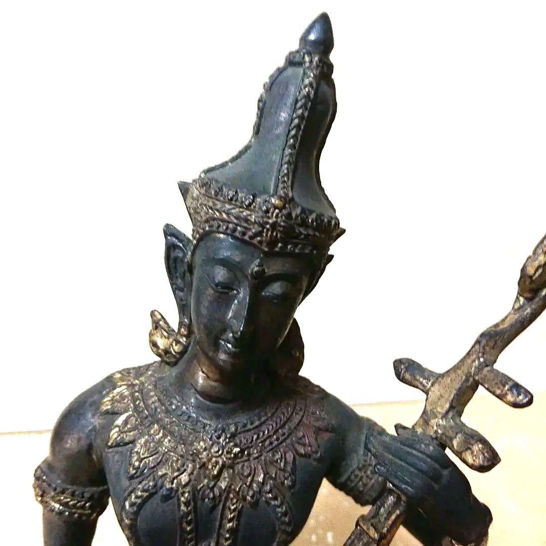 密教法具を持つチベット仏像