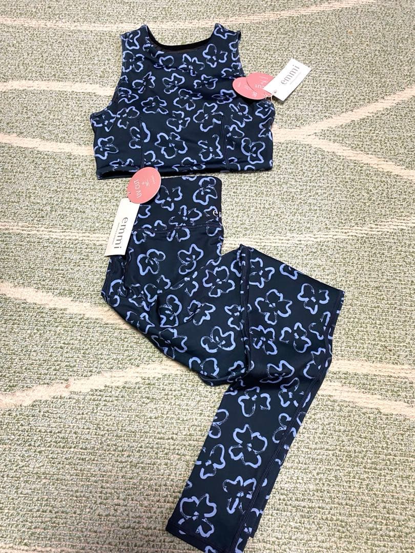 emmi yoga エミ ヨガウェア 上下セット トップス　レギンス　新品