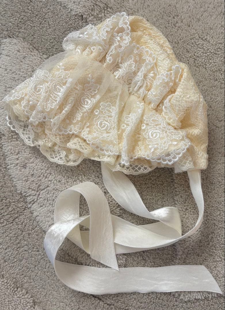 68センチアンティークドール用ドレス　クリーム色レースドレスと帽子