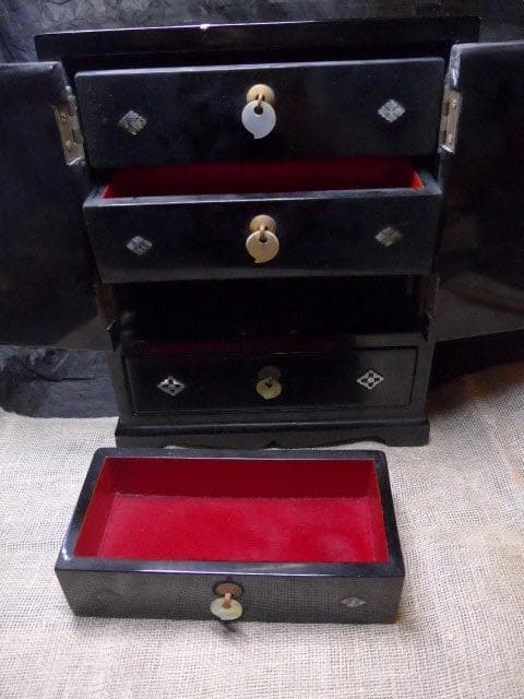 黒漆の象嵌の入った小引き出しです。韓国製です