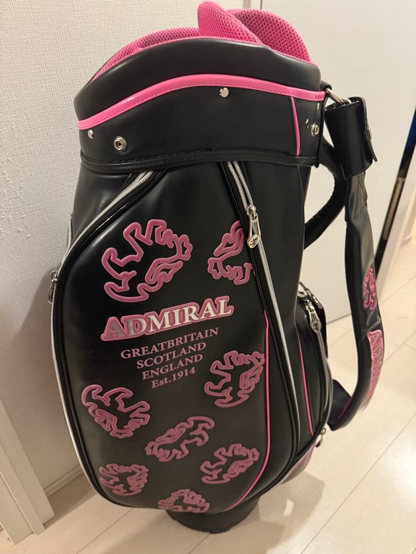 【アドミラルゴルフ】立体ロゴモノグラム 9型キャディバッグ フード付き黒ピンク