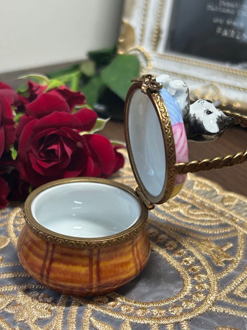 お値下げ中❣️ラスト2時間　リモージュボックス　猫ちゃん カゴの猫　小物入れ