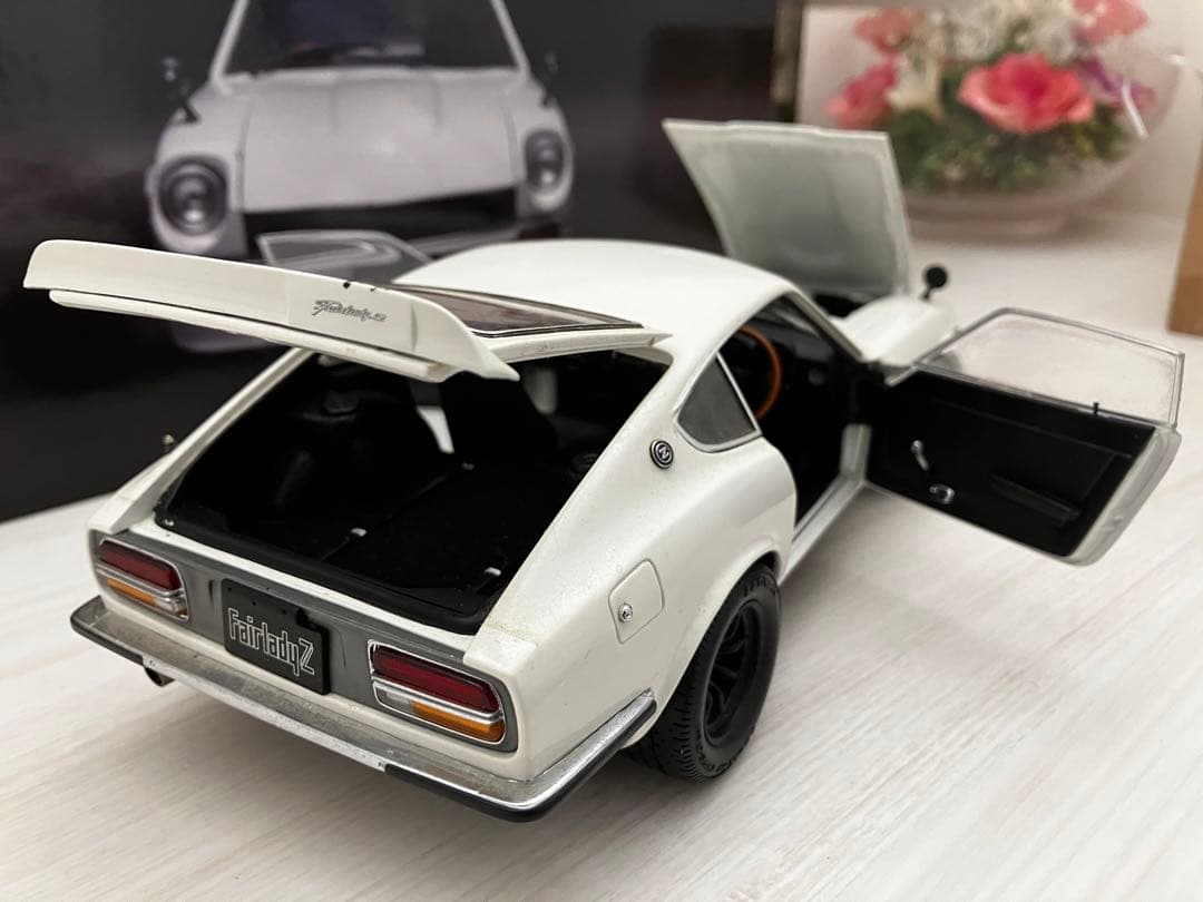 1/18京商 日産　フェアレディZ S30 左ミラーは欠品です。