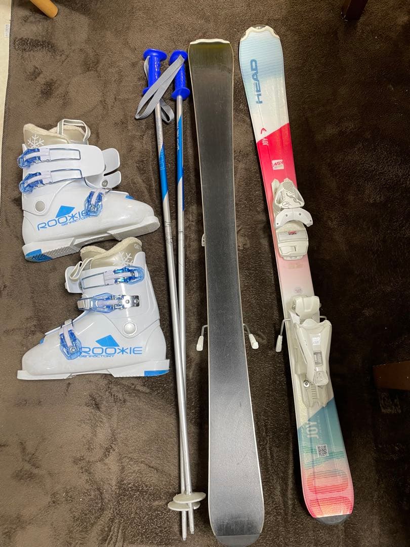 子ども用スキー靴とスキーセット