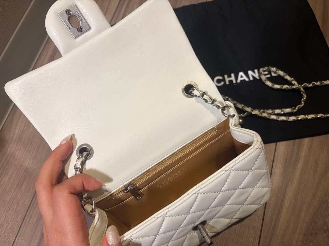 CHANEL ホワイト キルティング ショルダーバッグ ノベルティー