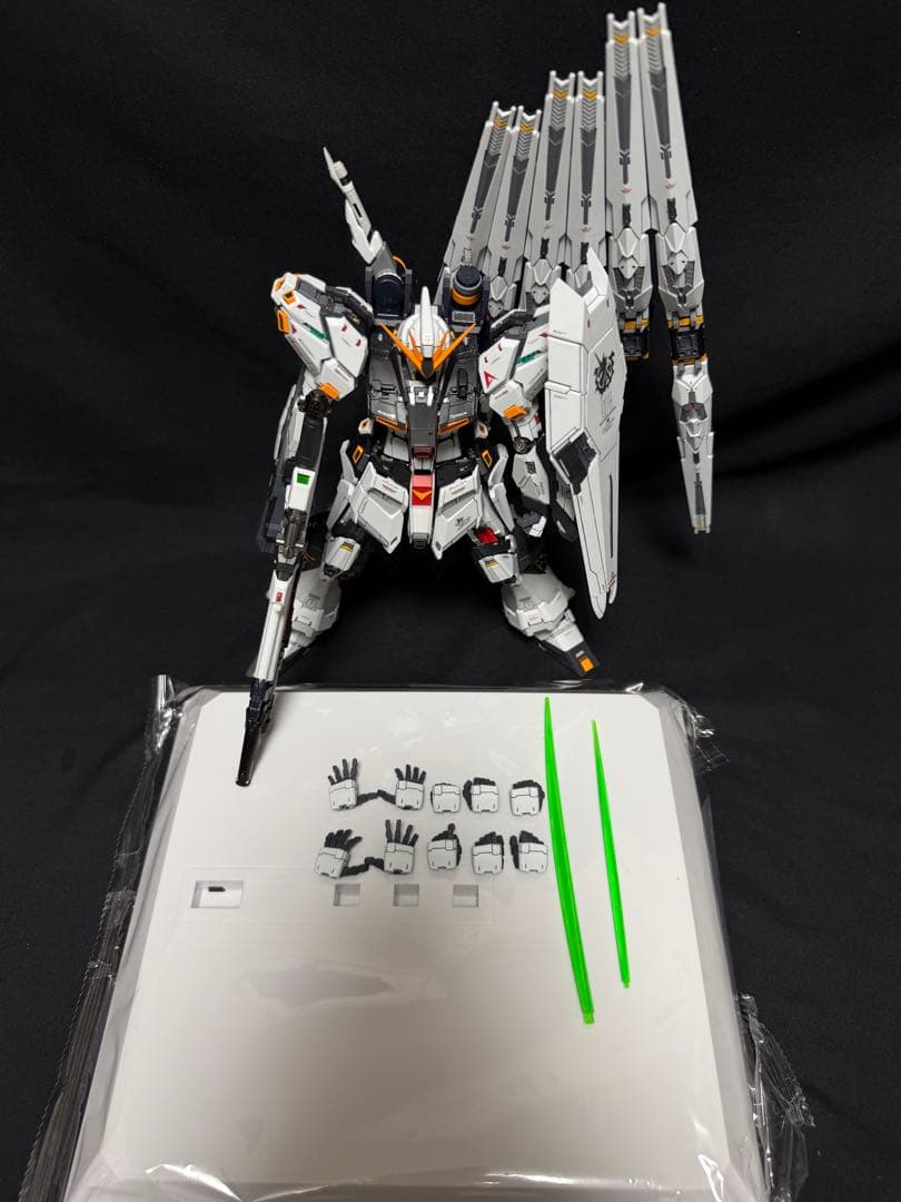 1/100 ニューガンダム 改修塗装済完成品 ガンプラ完成品 νGUNDAM