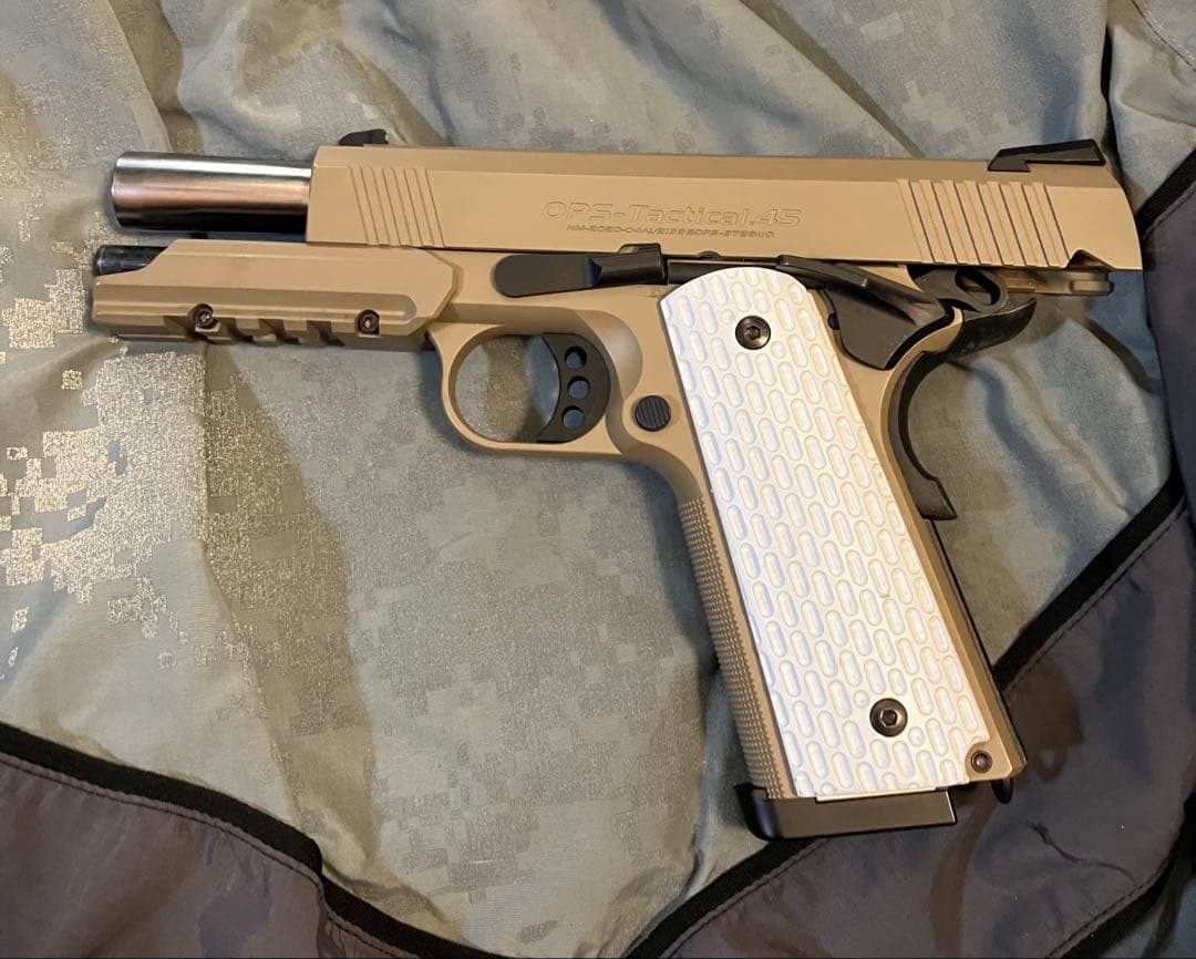 東京マルイ　ガスブロハンドガン　デザートウォーリア　スペアマガジン付き中古