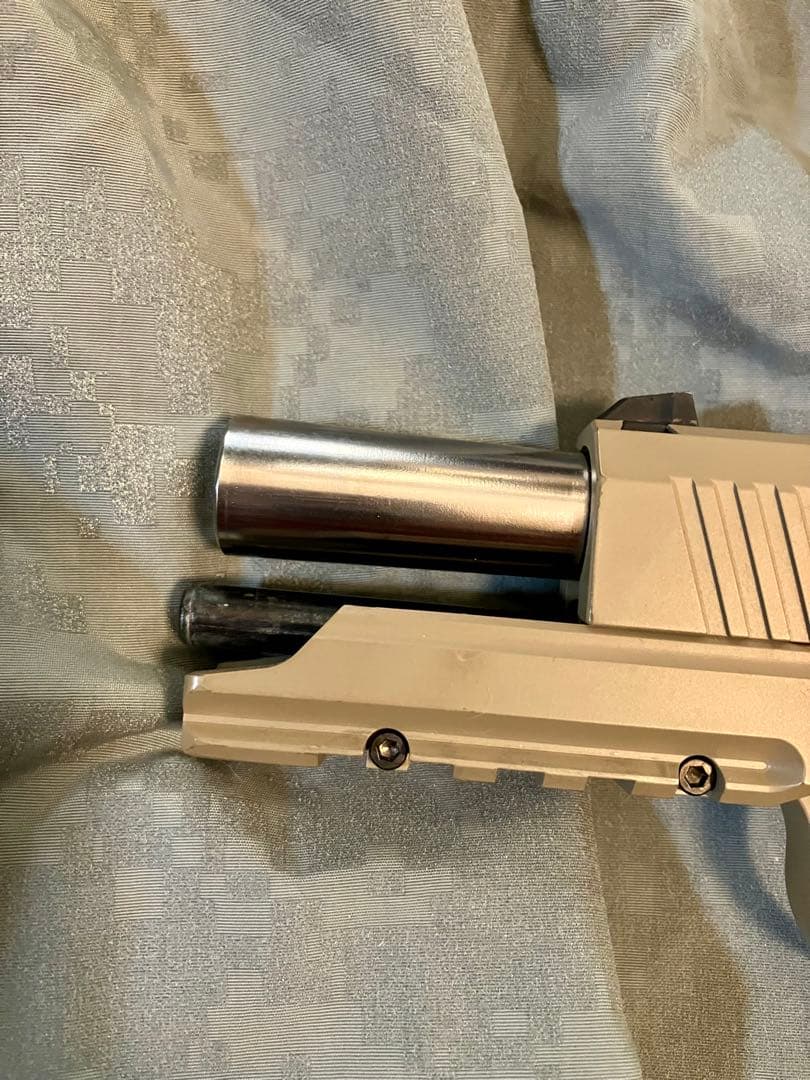 東京マルイ　ガスブロハンドガン　デザートウォーリア　スペアマガジン付き中古