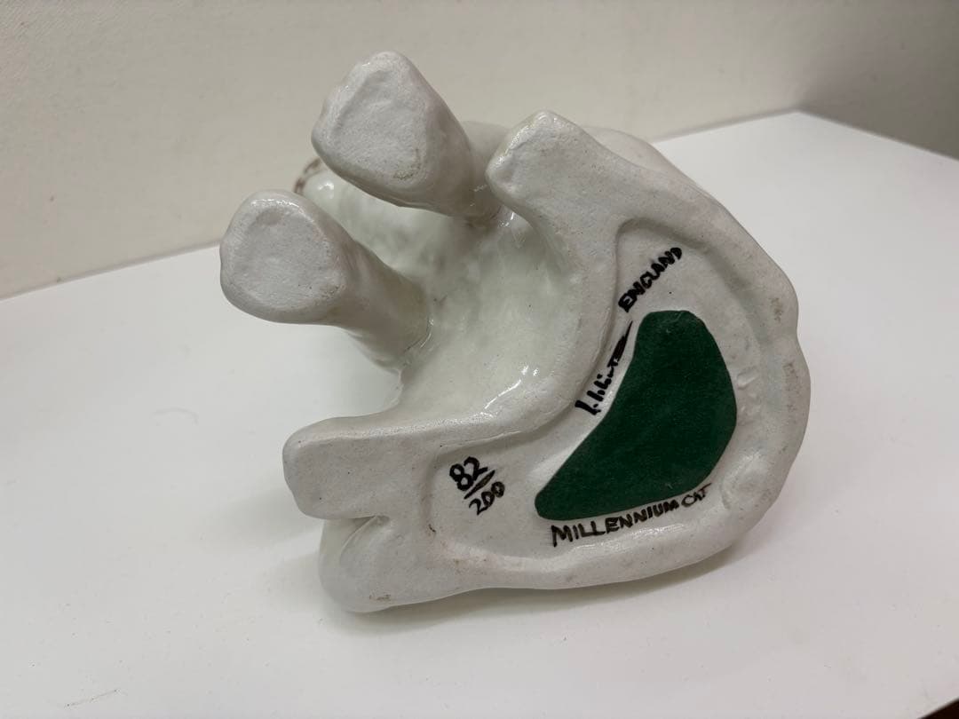 ケンジントン猫の置物　Jenny Winstanley. 作品世界に200個のみ