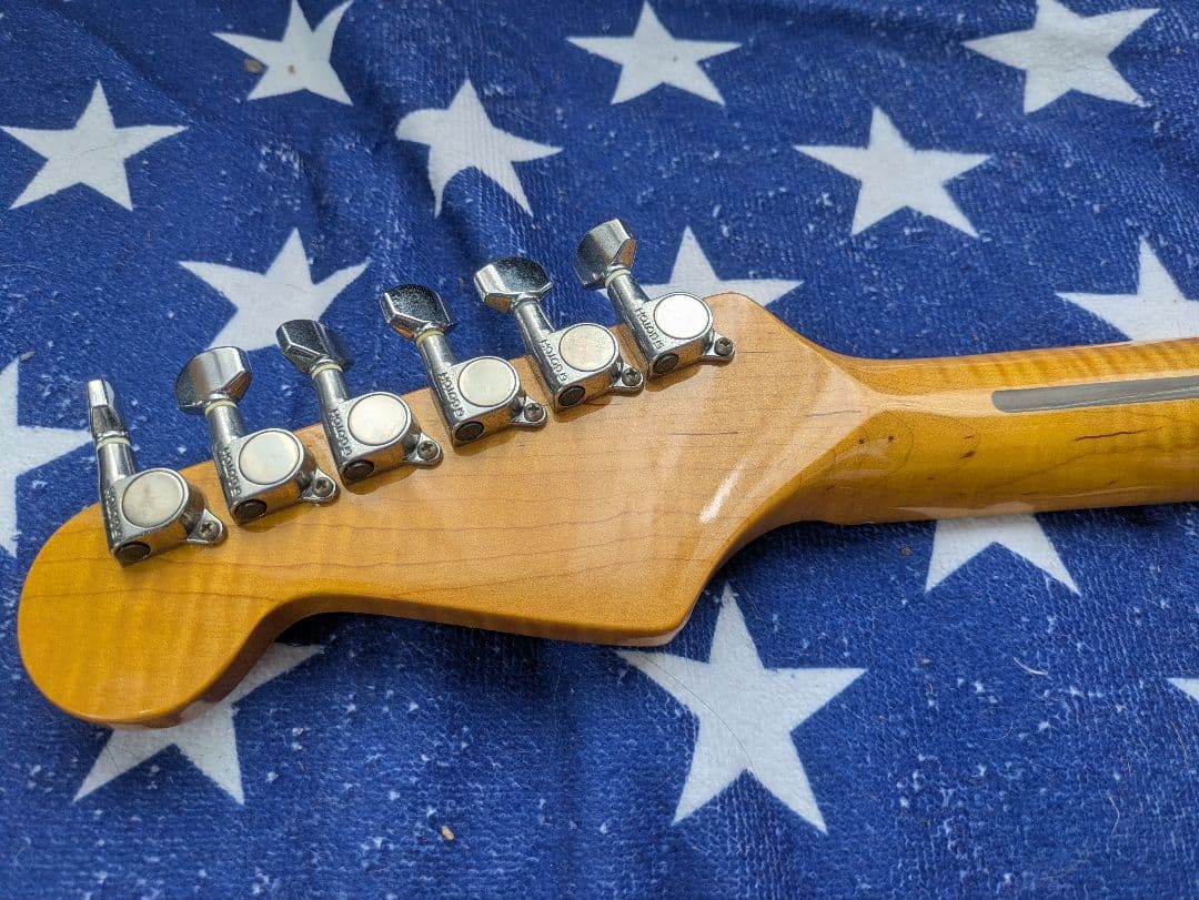 ストラトキャスタータイプ　 レースセンサー PU 搭載　ゴージャス仕様