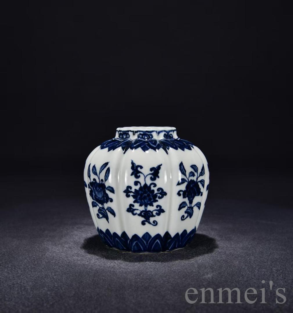 中国古美術・珍品・大明宣徳紋・青花纏枝花紋缶・瓜棱形・青花磁・陶磁器・文房・花瓶