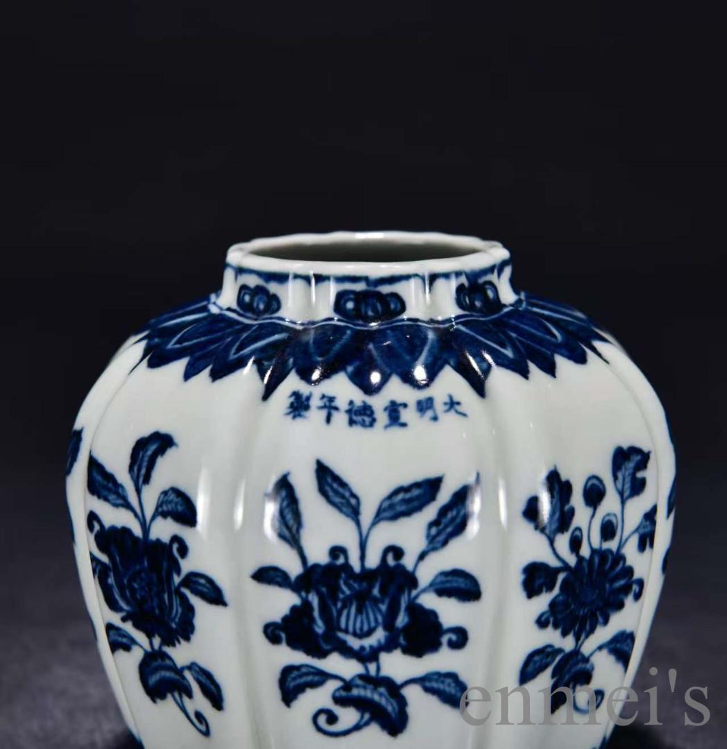 中国古美術・珍品・大明宣徳紋・青花纏枝花紋缶・瓜棱形・青花磁・陶磁器・文房・花瓶